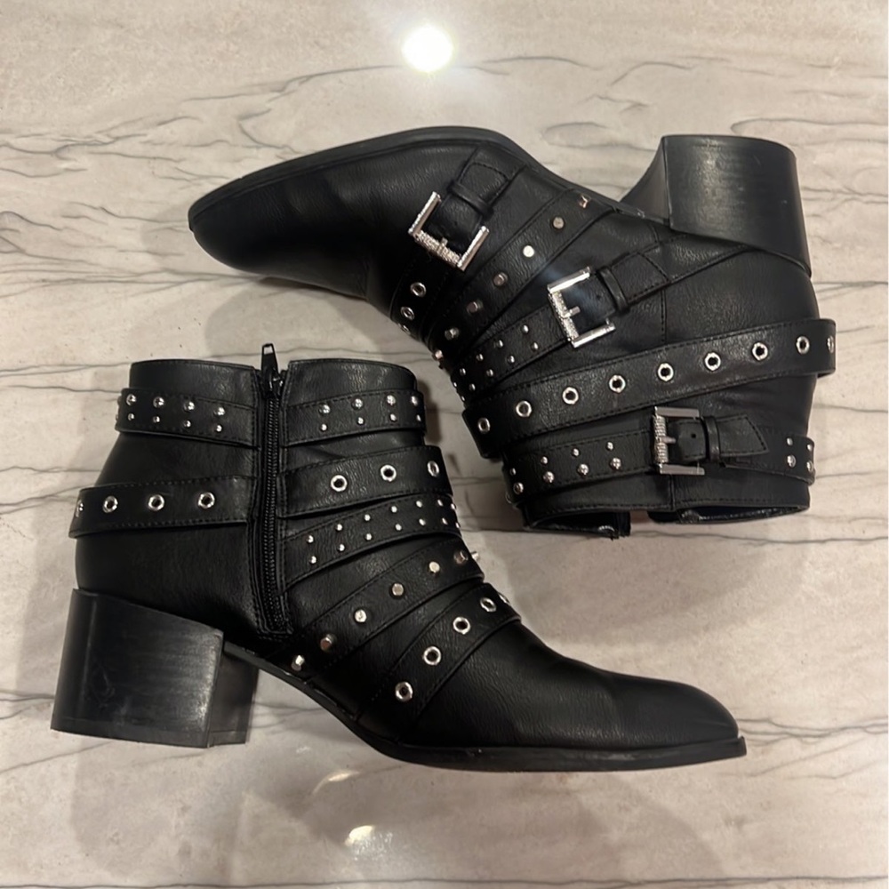 Size 9 Stylish Black Booti
